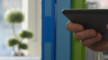 Görüntü elektronik Tablet kullanma Office işadamı elle kapatmak