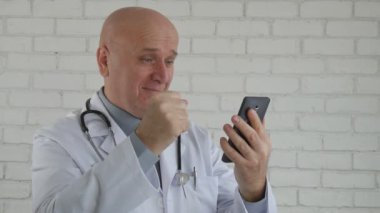 Yavaş hareket ve zafer jestler yapma mobil iyi haber Doktor okuma ile