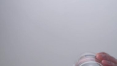 Adam ellerini koyarak ile görüntü bazı tıp hapları üzerinde tablo cam yüzey