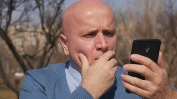 Zeitlupe Aufgebrachter Mann Liest Auf Handy Schlechte Nachrichten Und Gestikuliert — Stockvideo