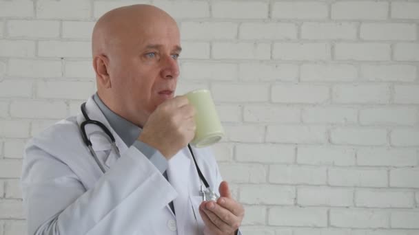 Movimento Lento Com Médico Fazendo Uma Pausa Trabalho Energize Beber — Vídeo de Stock