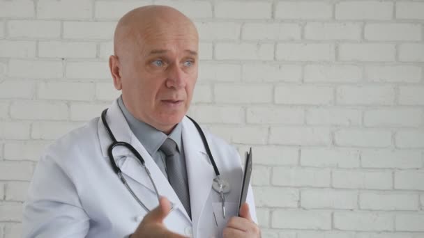 医生在医院柜子里解释医疗治疗的慢动作 — 图库视频影像
