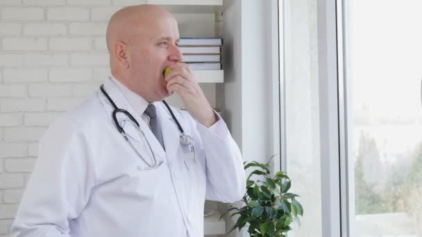 Slow Motion Med Läkare Medicinsk Skåpet Tar Paus Och Äta — Stockvideo