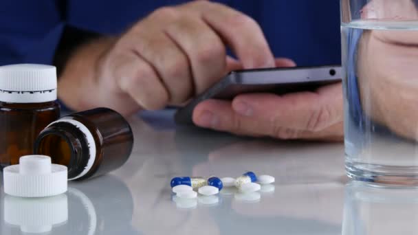 Empresário Com Pílulas Médicas Tabela Texto Usando Conexão Celular — Vídeo de Stock