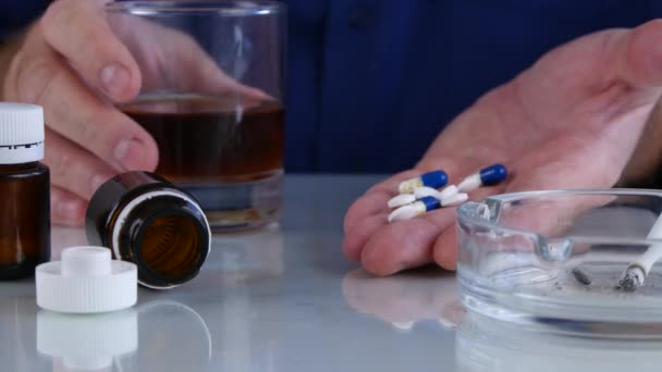 Hombre Adicto Con Comportamiento Vicioso Tomar Píldoras Con Alcohol Fumar — Vídeo de stock