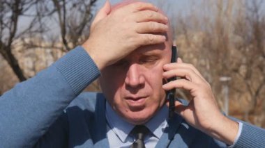 Ağır çekim ile cep telefonu el hareketi üzerinde kötü haber hayal kırıklığına konuşan üzgün adam