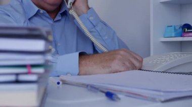 Bir işadamının arşivindeki Office telefon hattı kullanarak bir telefon ile görüntü