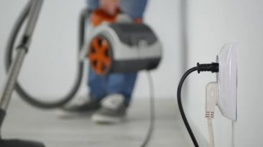 Elektrikli süpürge oda içinde kat temizlik kullanarak çalışan ile bulanık görüntü