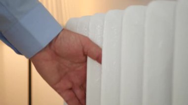 Radyatör sıcaklığı ve termostat Set değeri denetleme adam el ile görüntü