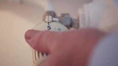 Adam el ayarı radyatör ısı enerji tasarrufu termostat üzerinden görüntü