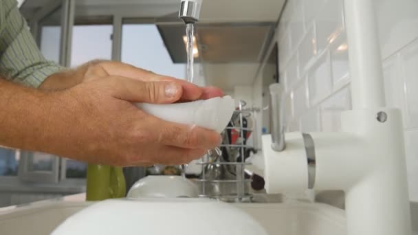 Медленное Движение Человеком Дому Мытье Посуды Раковине Чистой Водой Струи — стоковое видео