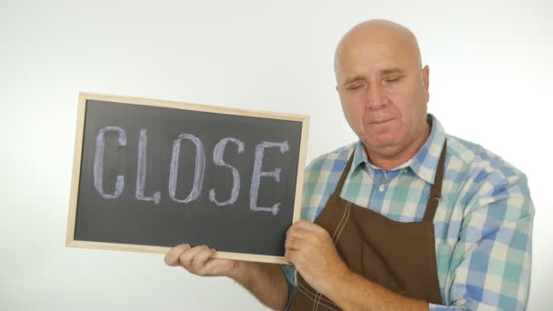 Túlhajszolt Alkalmazottja Szunyókált Idő Jelenleg Bezárási Üzenet Tábla — Stock videók