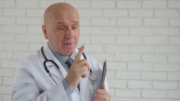 Slow Motion Doktor Uśmiechnięty Wyjaśniając Medycznych Leczyć Szpitalu Szafka — Wideo stockowe