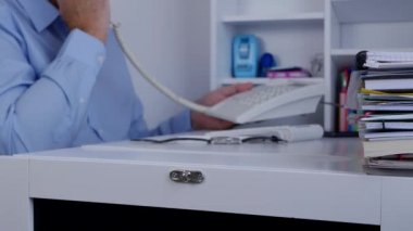 Bir işadamının arşivindeki Office telefon hattı kullanarak bir telefon ile görüntü