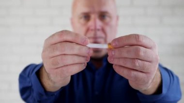 Gösterilen ve elinde bir sigara kırma tütün kampanya anti sunan adam