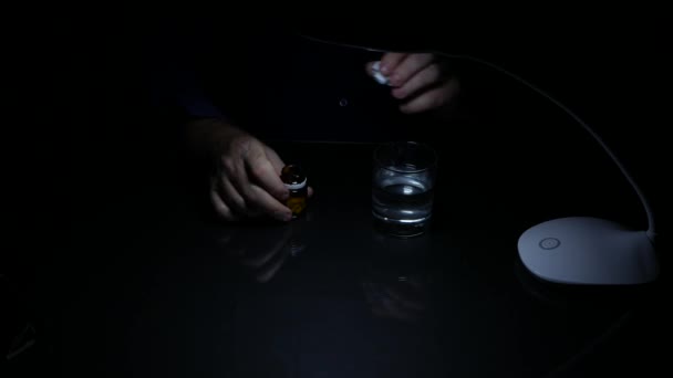 在黑暗的房间里受苦受难的人从桌子上取出医疗丸治疗头痛 — 图库视频影像