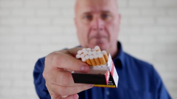 Предприниматель Курение Предлагает Сигареты Пакета Борьбе Табачной Кампанией — стоковое видео