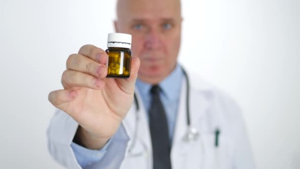 Läkare Tummen Upp Visar Läkemedel Rekommenderar Nya Piller Behandling — Stockvideo