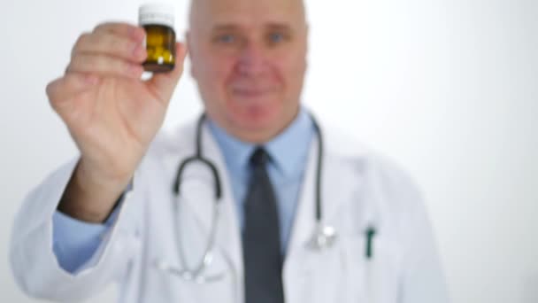 Läkare Presentation Leende Visar Med Handen Rekommenderar Nya Piller Behandling — Stockvideo
