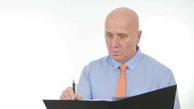 Kendine güvenen işadamı resim okuma belgelerini ve sözleşmeler