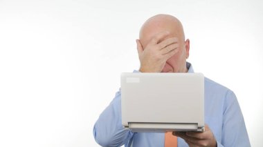 Hayal kırıklığına işadamı kullanmak Laptop kötü haber okumak ve üzgün Gesticulate