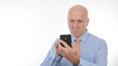 Cep telefonu kablosuz iletişim kullanarak kendine güvenen işadamı metin