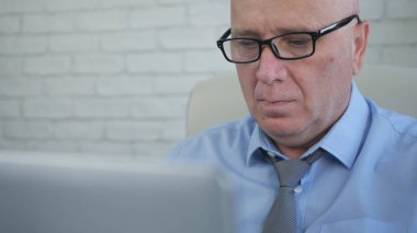 Office odasında bir dizüstü bilgisayar kullanarak çalışma iş adamı giyen gözlük