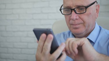 İşadamı cep telefonu kablosuz ağ kullanarak Office metin