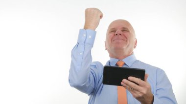 Mutlu işadamı kullanım Tablet okuma iyi finansal haber yapmak zafer el hareketleri