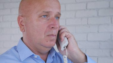 İşadamı Office telefon hattı kullanarak bir telefon çağrısı yapma