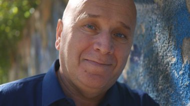 Mutlu bir insan için kamera seyir ve gülen