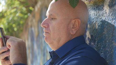 Ciddi adamın yanında bir telefon görüşmesi başlatmak için bir boyalı duvar deneyin