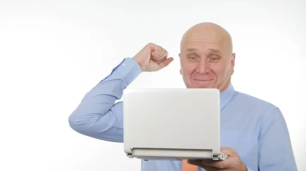 Empresário Entusiasmado Use Laptop Para Comunicação Gesticular Feliz — Fotografia de Stock