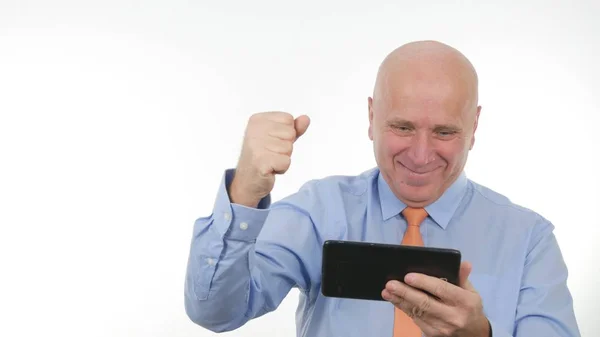 Gelukkig Zakenman Gebruik Tablet Lezen Goed Financieel Nieuws Make Overwinning — Stockfoto