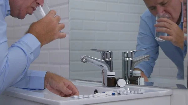 Sufrimiento Persona Elegir Tomar Píldoras Del Fregadero Del Baño — Foto de Stock