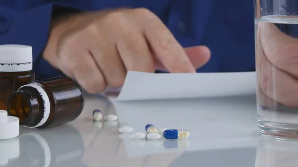 Hombre Que Sufre Leyendo Comprobando Una Prescripción Médica Con Píldoras — Foto de Stock