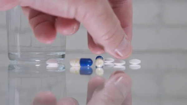 タブレットの医療薬を並べ替え人間の手によるインテリア撮影 — ストック写真