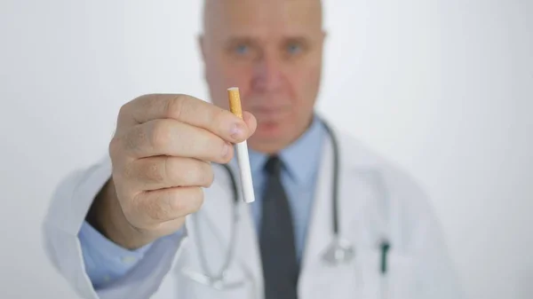 Doktor Visar Cigarett Och Att Göra Disagree Och Besvikna Ansikte — Stockfoto