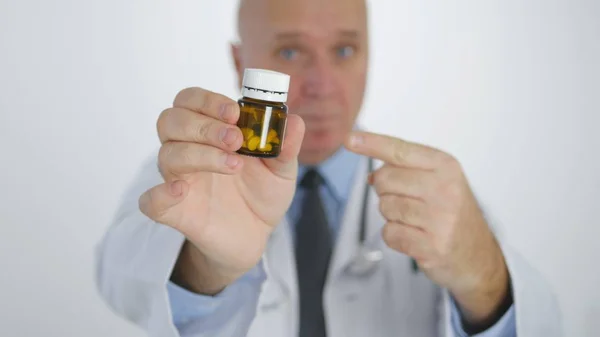 Врач Укажет Пальцем Показывая Лекарства Рекомендующие Лечение Новых Таблеток — стоковое фото