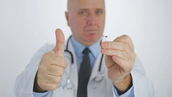 Docteur Désaccord Habitude Fumer Montrant Briser Une Cigarette Avec Ses — Photo