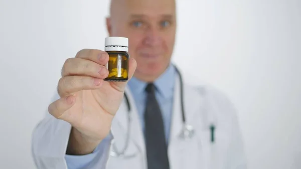Уверенная Себе Улыбка Доктора Показывающая Лекарства Рекомендующие Лечение Новых Таблеток Лицензионные Стоковые Изображения