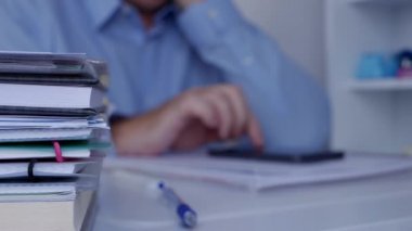 Şirket ofisinde bir cep telefonu kullanarak işadamının manifatura ile bulanık görüntü
