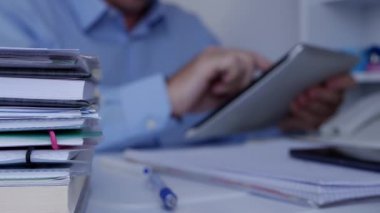 Tablet kullanarak ve ağ bilgi erişimini işadamı ile bulanık görüntü