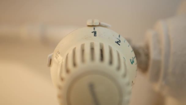 Réglage de la température d'un radiateur domestique à partir de la vanne de thermostat Économie d'énergie 