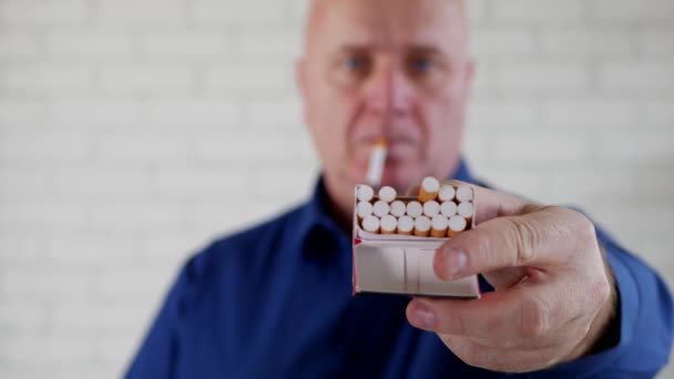 Изображение Бизнесменом Предлагающим Сигарету Пакета Курильщику — стоковое видео
