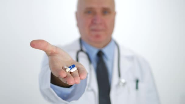 Médico Confiante Recomendar Comprimidos Vitaminas Cura Mostrando Cápsulas Médicas — Vídeo de Stock