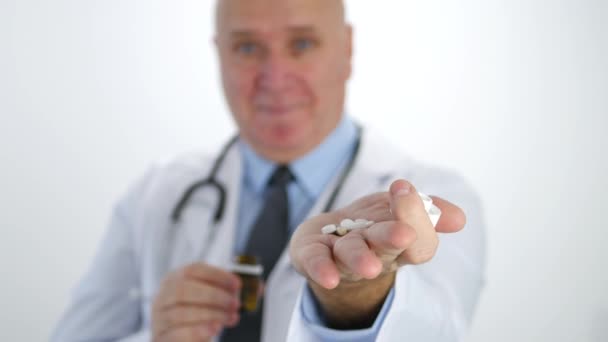 Kendine Güvenen Doktor Bakmak Için Tıbbi Bir Alıcı Tavsiye Pills — Stok video