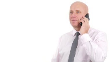 Kendine güvenen işadamı cep telefonunuza söz gülümseme ve mutlu Gesticulate