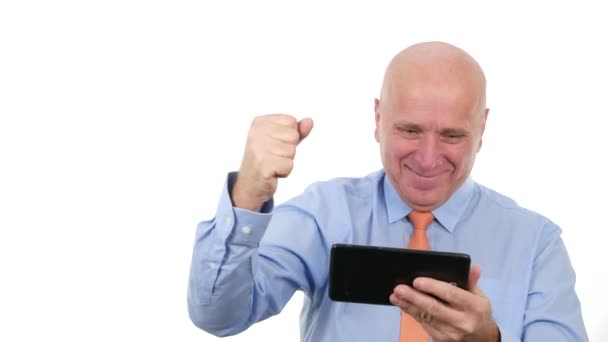 Businessman Leitura Imagem Boa Notícia Sobre Tablet Making Enthusiastic Hand — Vídeo de Stock