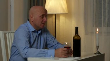 Bir iş ortağı ile dostça konuşmaya restoranda emin işadamı